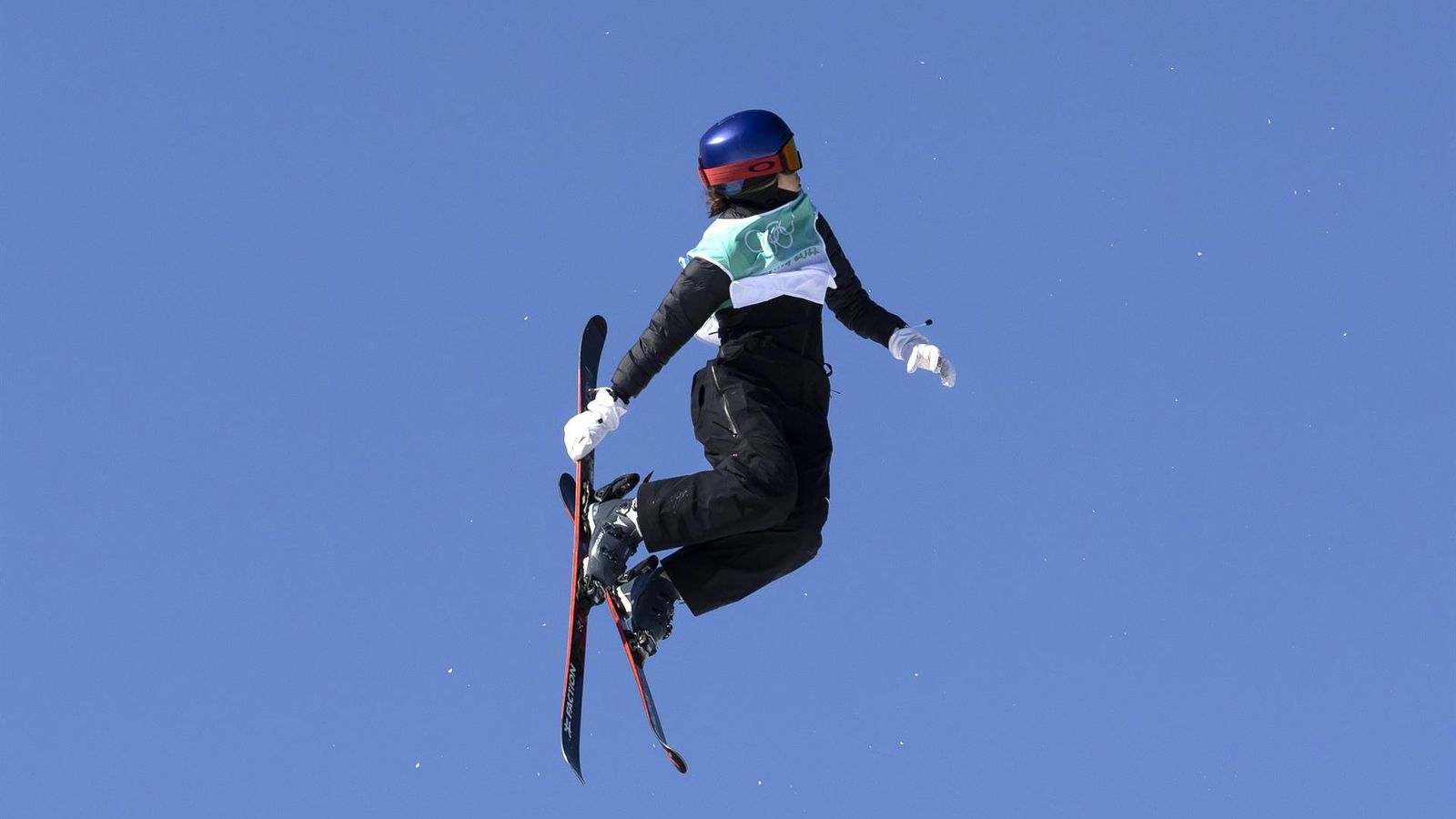 Eileen Gu realiza una de sus acrobacias durante sus ejercicios para ganar el oro olímpico.