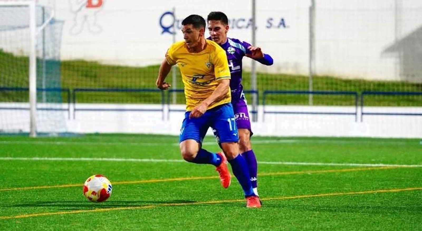 Lance encuentro entre el Tomares y el Ciudad de Lucena.