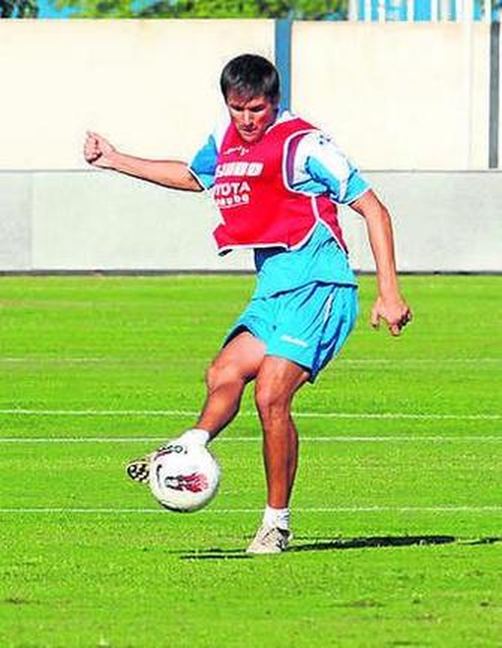 Asen golpea el esférico.