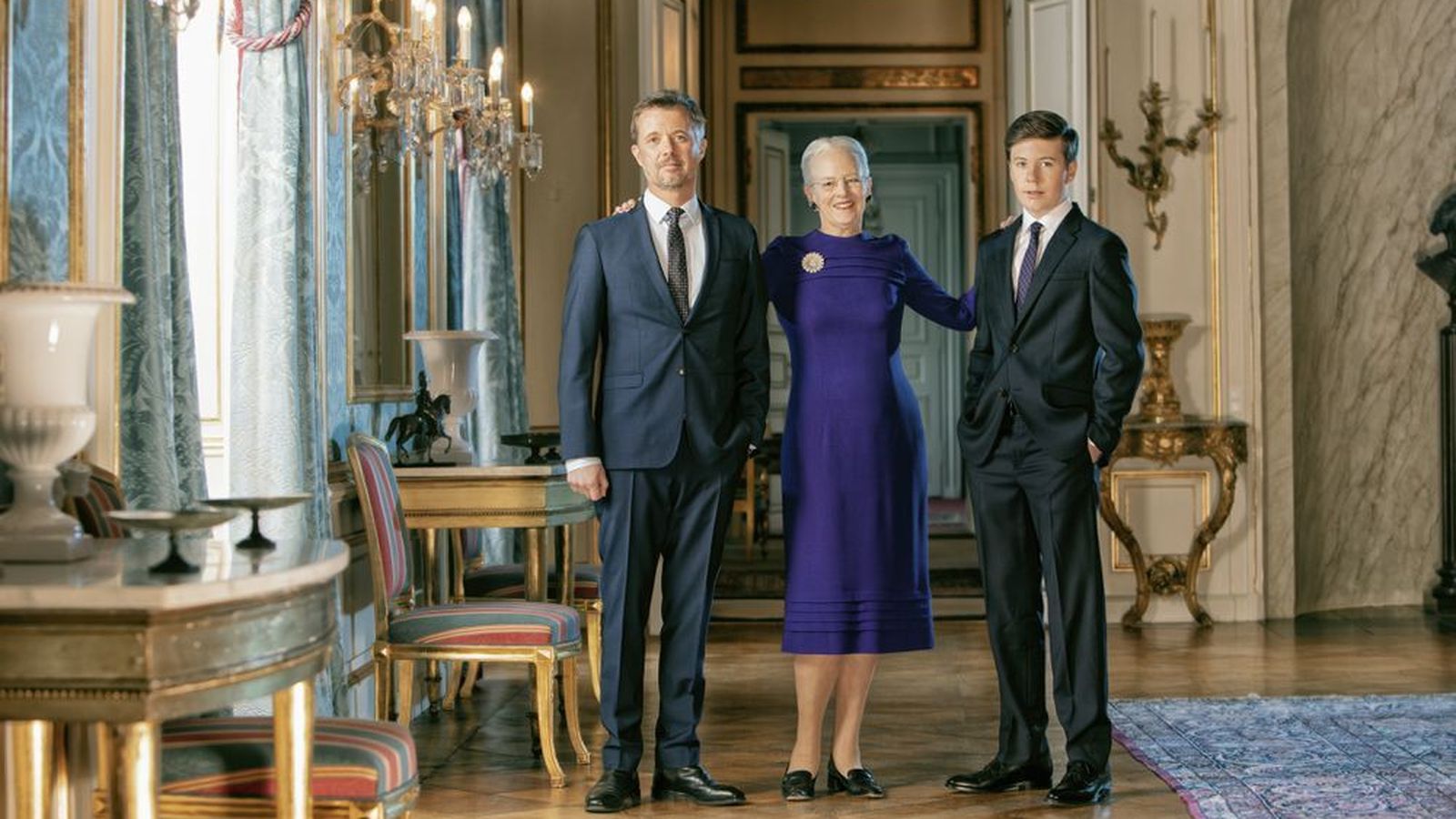 Imagen oficial de la soberana danesa con si hijo, el príncipe heredero Federico, y su hijo.