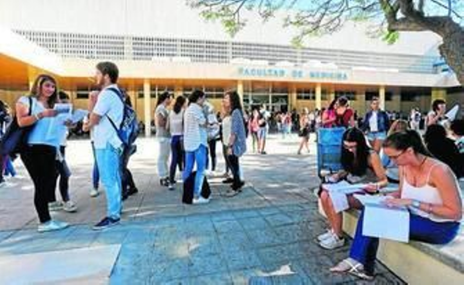 Facultad de Medicina durante los días de Selectividad.