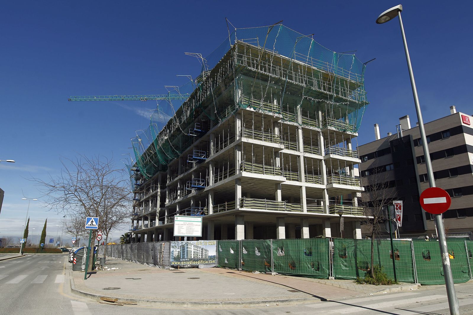 Un bloque de pisos en construcción