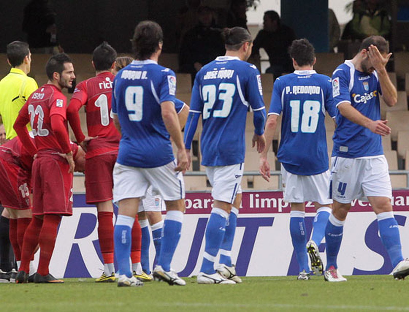 El Xerez se adelanta en el marcador pero la expulsión de Lombán abre el camino de la remontada del Córdoba que acaba ganando con facilidad 1 a 3

Foto: Miguel Angel Gonzalez