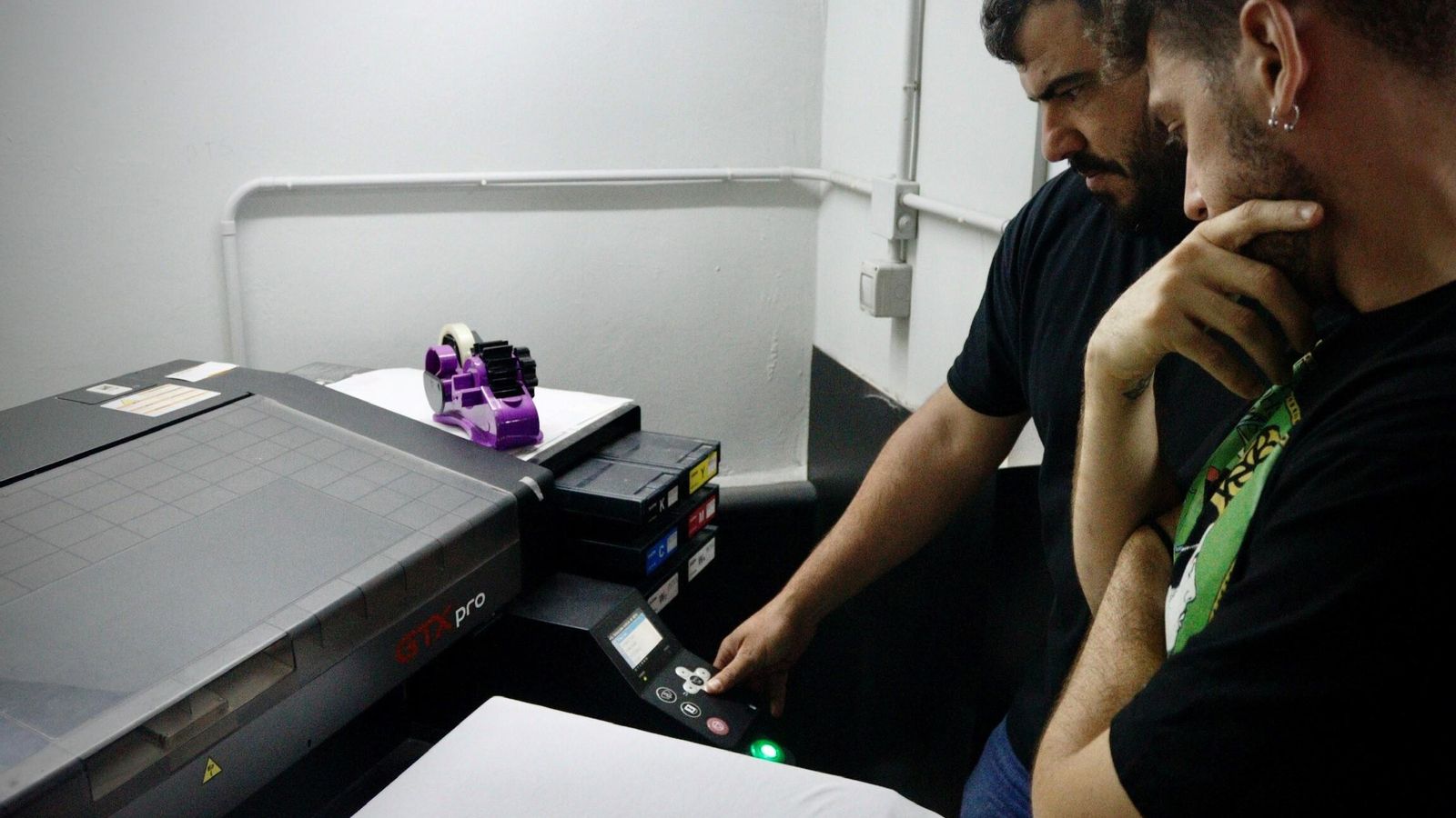 Los emprendedores Rómulo Durán y Carlos Garrido, atentos a un proceso de serigrafía digital.