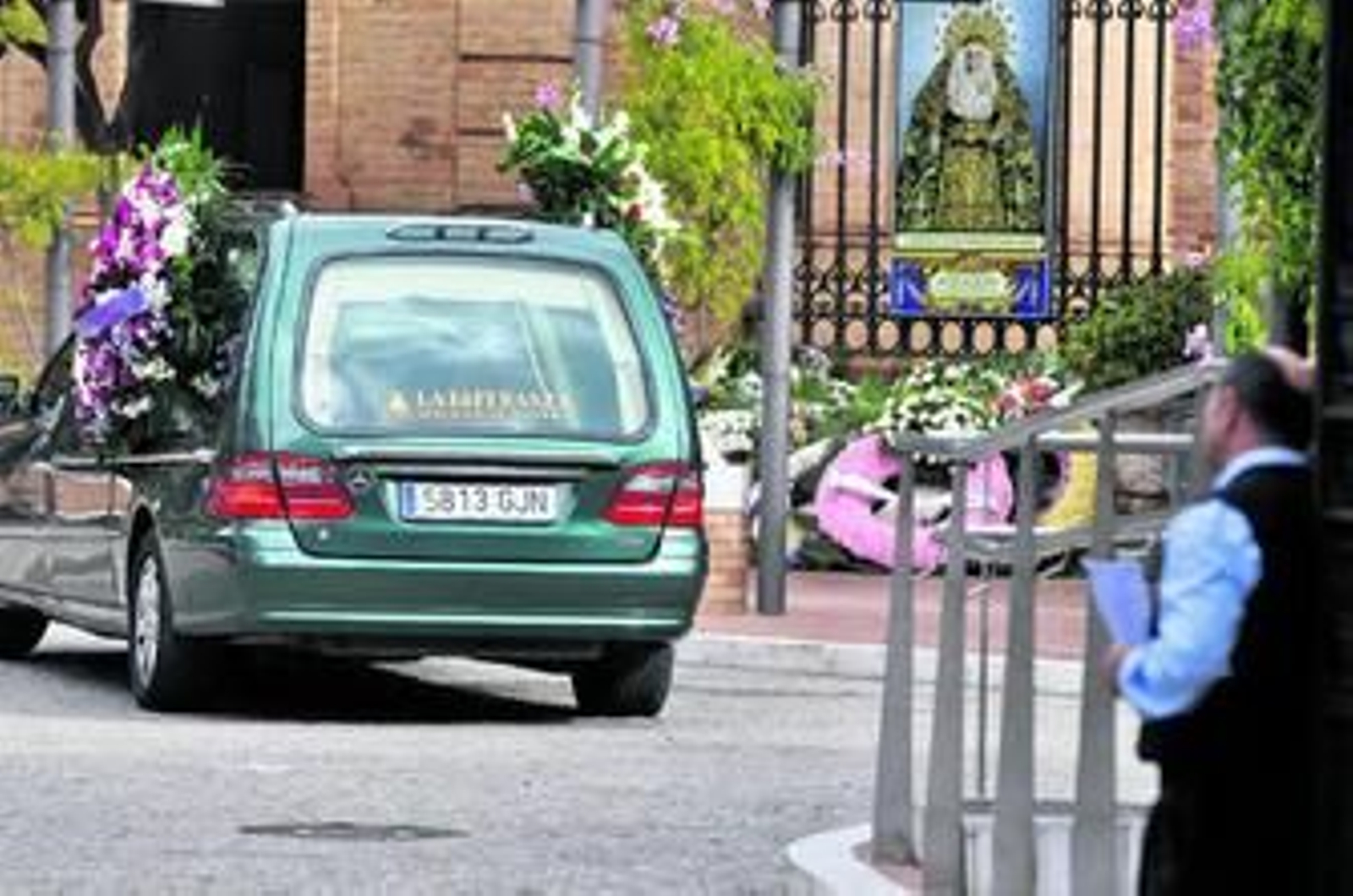 Un coche fúnebre entra en el cementerio municipal de San Fernando.