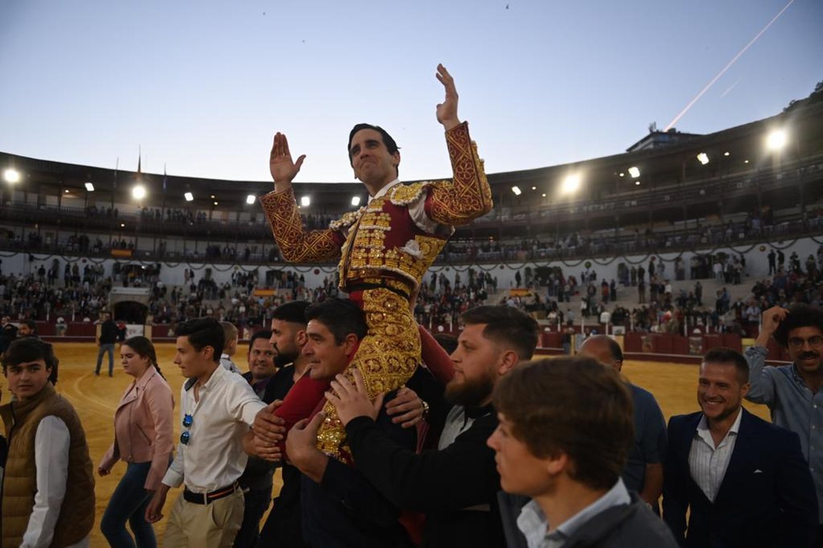 Juan Ortega saliendo a hombros de la plaza de toros de La Malagueta.