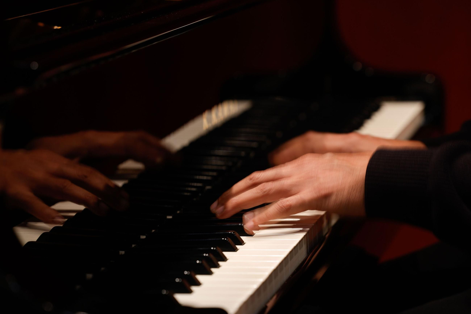 Manos, tocando el piano.