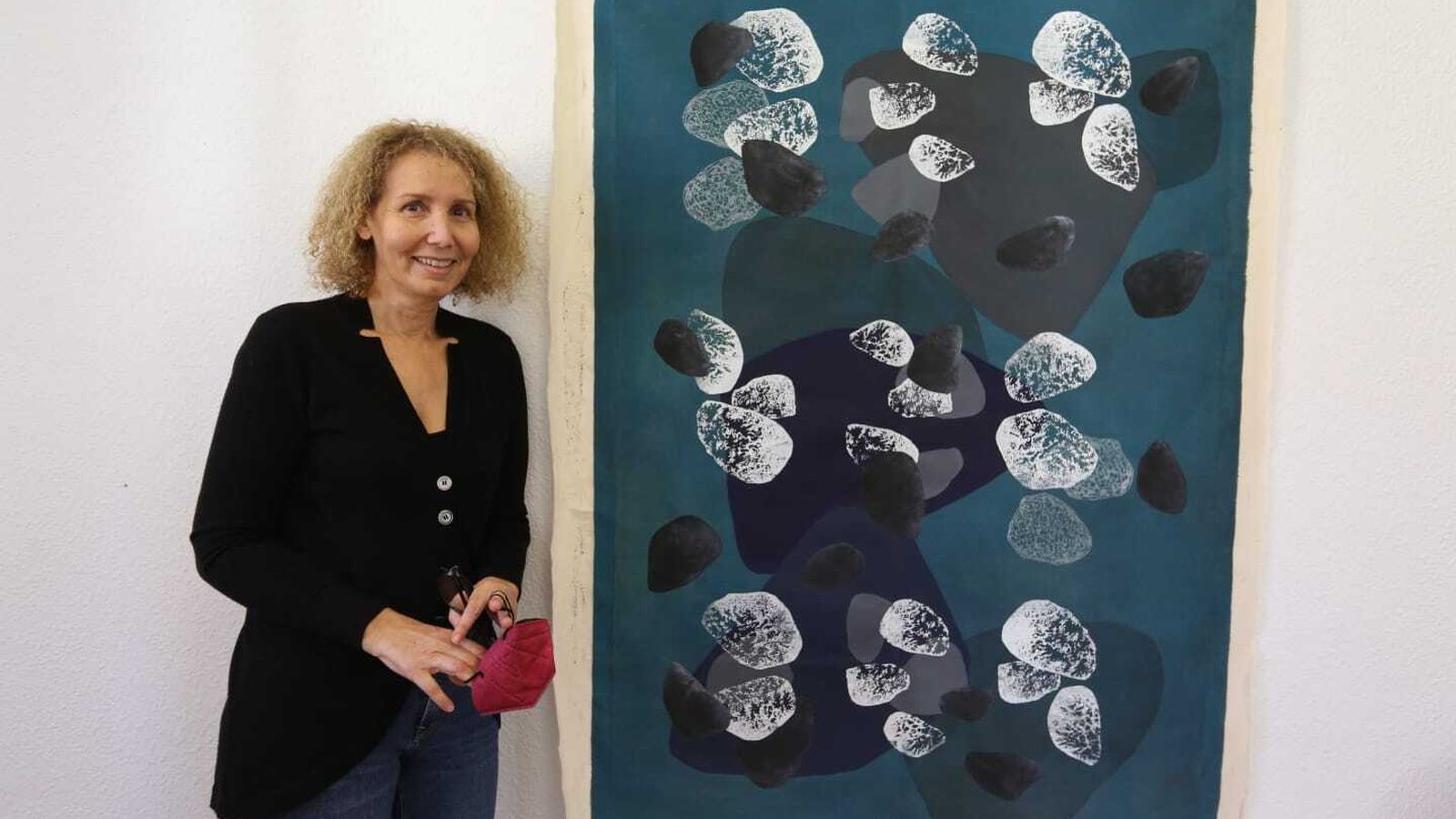 Mounat Charrat junto a una de sus obras.