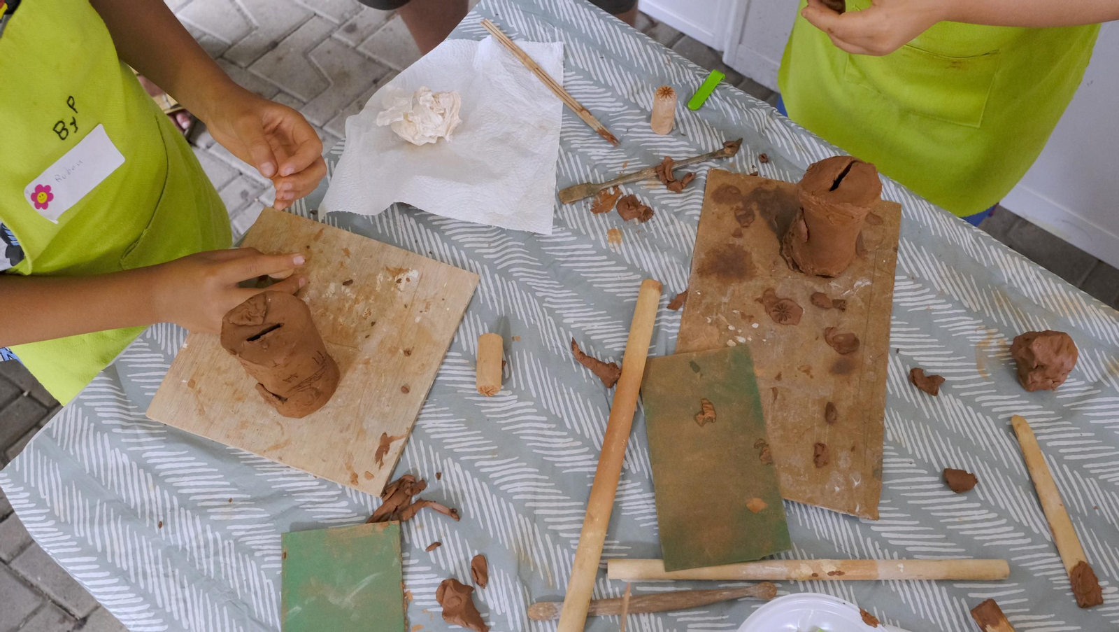 Las imágenes de los talleres familiares de cerámica en la Feria de Almería 2025