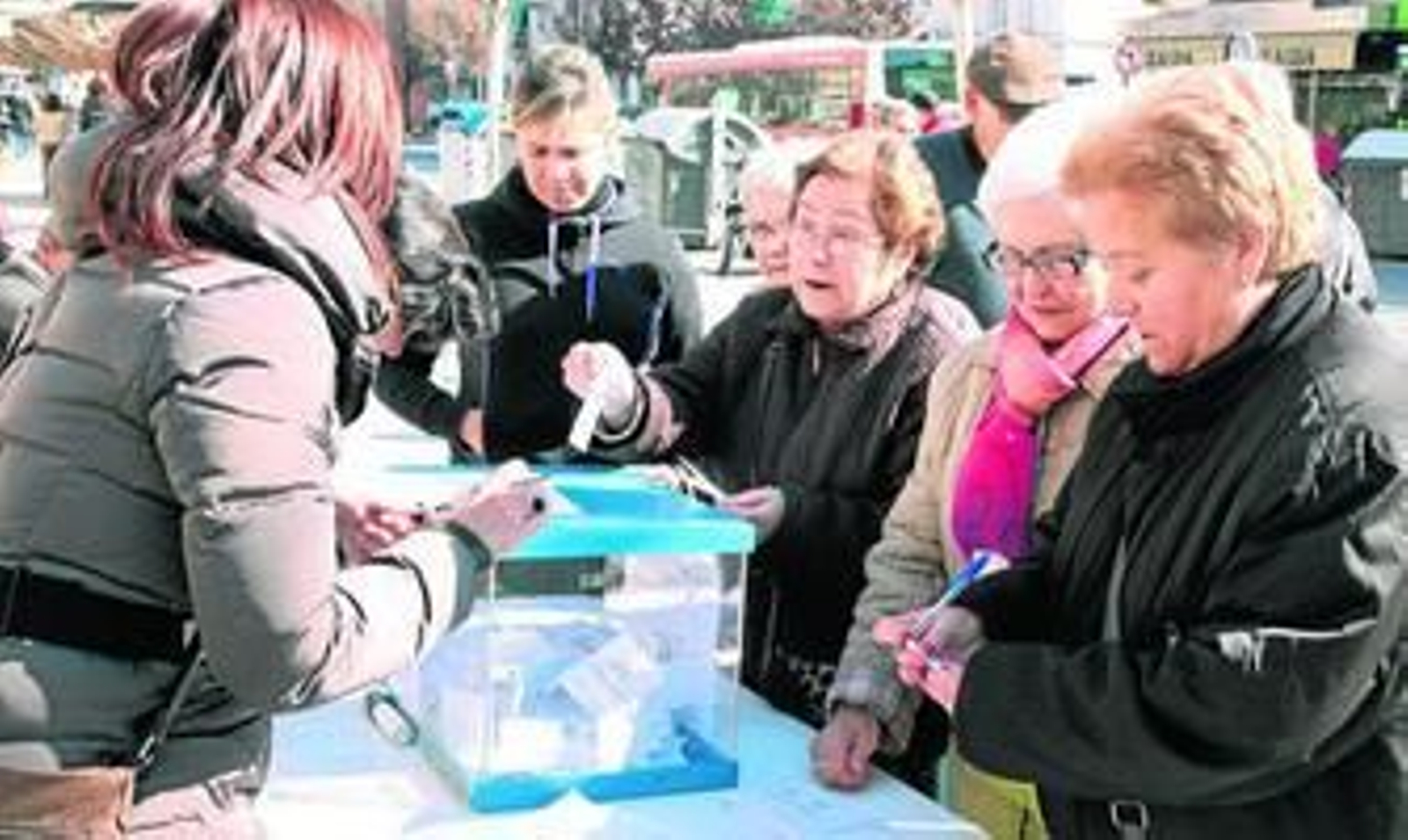 Una vecina vota en la mesa que se instaló por la mañana en la Avenida de Dílar.