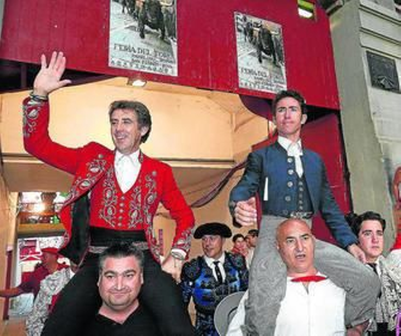 Pablo Hermoso de Mendoza y Leonardo Hernández, en su salida a hombros de la plaza de Pamplona.
