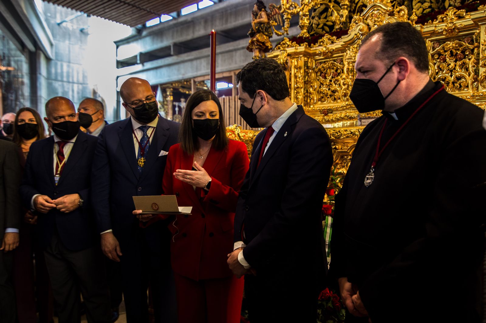 Así ha sido la visita del presidente de la Junta a las hermandades del Lunes Santo de San Fernando