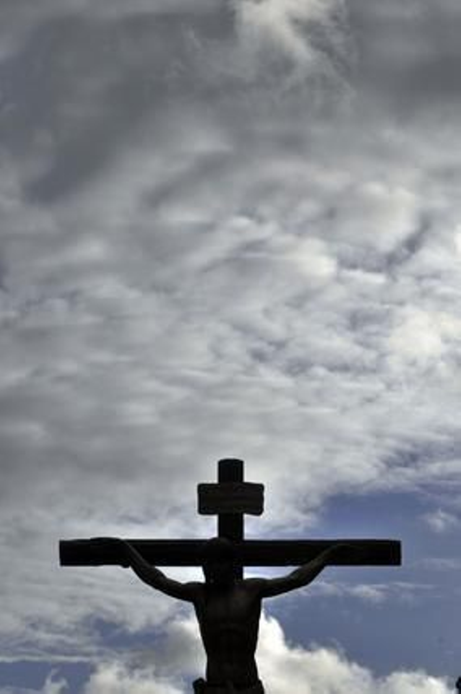 El Cristo del Perdón recorta ayer su silueta sobre el cielo de Cuatro Caminos en una tarde que llegó a tener rasgos plomizos.

Foto: Manu Garcia