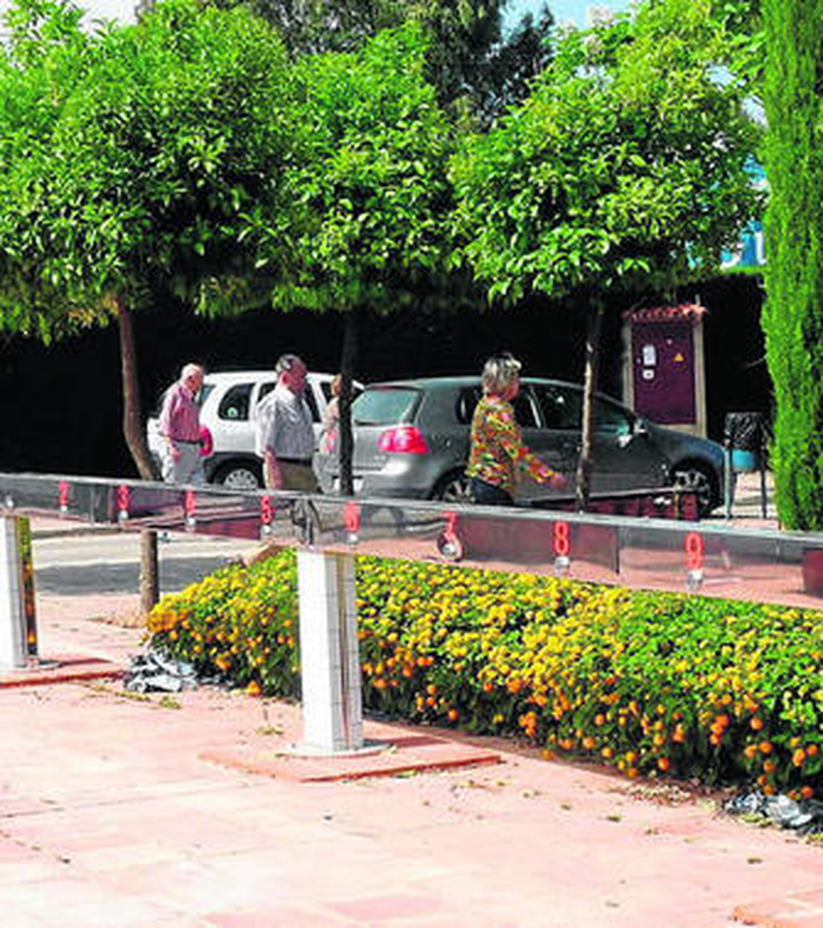 Anclajes que se están colocando y donde estarán las bicicletas.