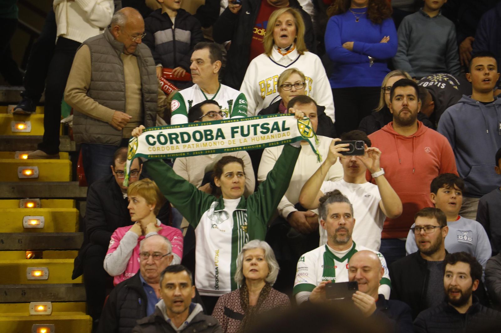 Las mejores fotos del ambiente en Vista Alegre para el Córdoba Futsal - Barça