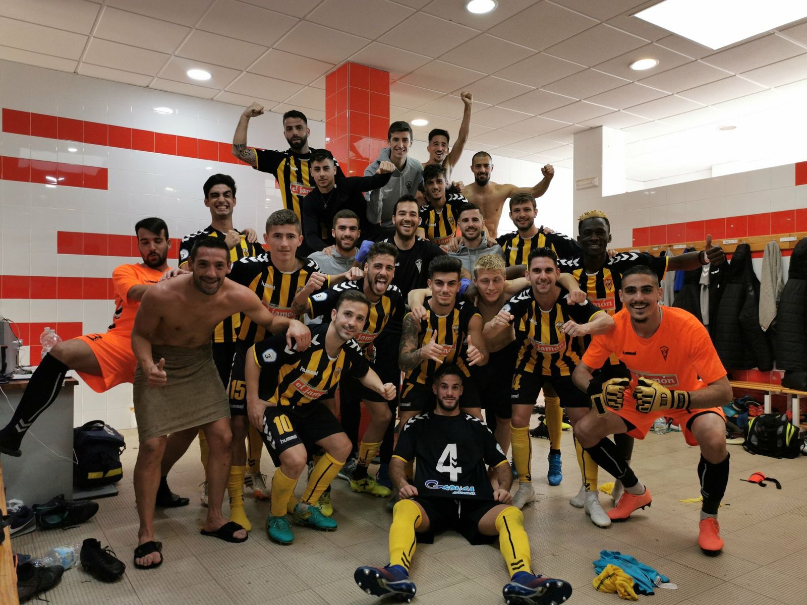 Los jugadores del San Roque festejan por todo lo alto la victoria en los vestuarios.