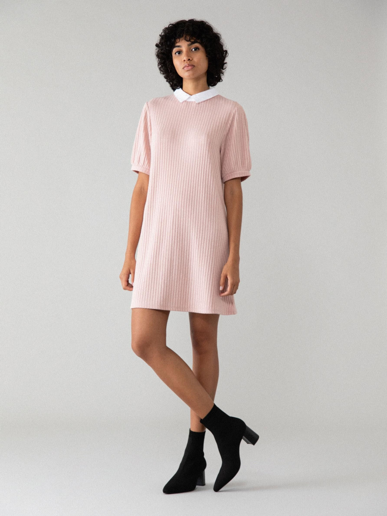 Vestido 'babydoll' en rosa empolvado de Lefties.