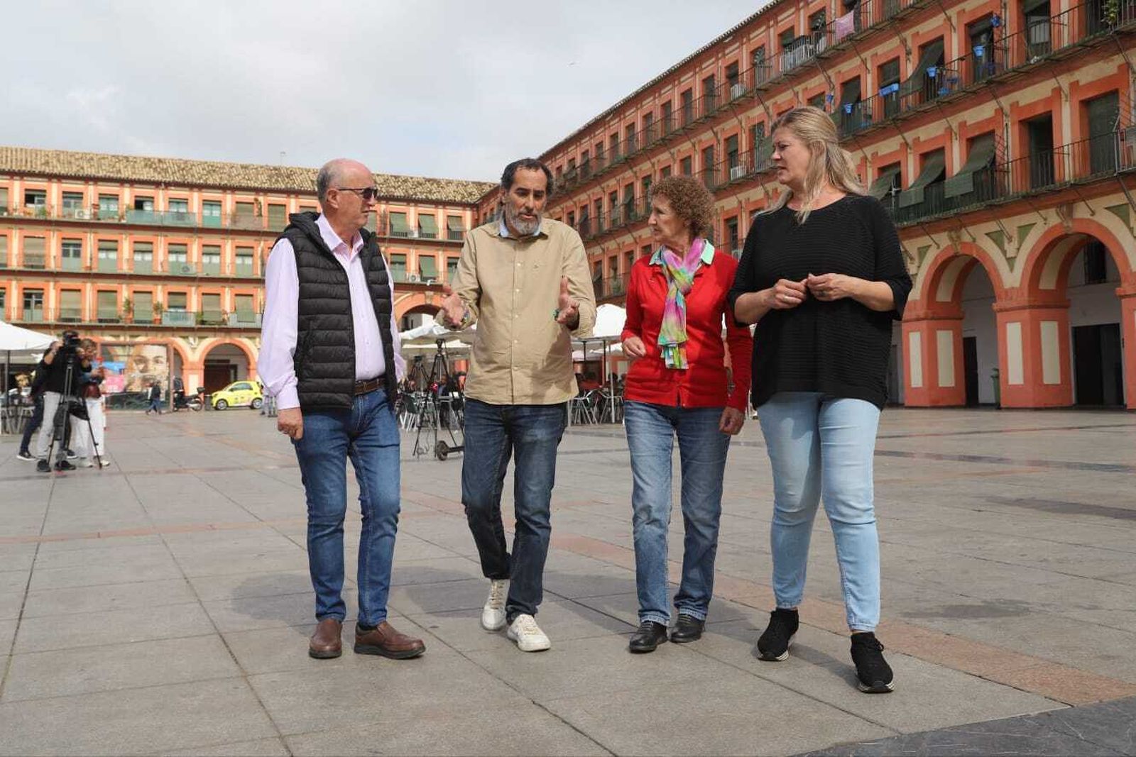 Juan Hidalgo y otros componentes de de candidatura de Hacemos, en la Corredera.
