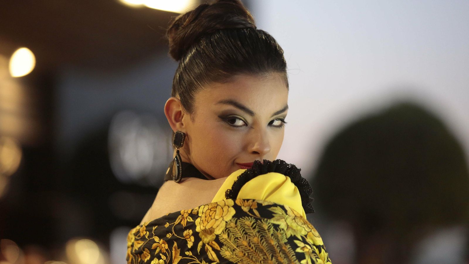 Maquillaje con ojos marcados.