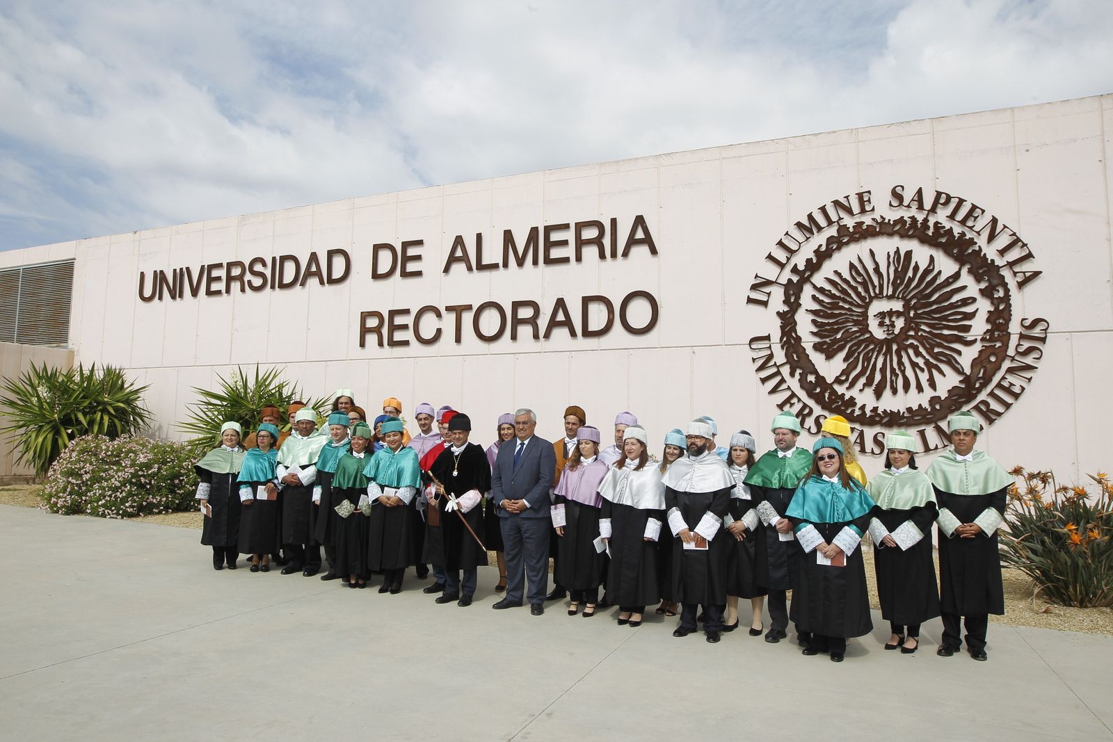 El rector de la Universidad de Almería junto al consejero de Economía de la Junta de Andalucía y los doctores al término del acto inaugural del nuevo curso académico.