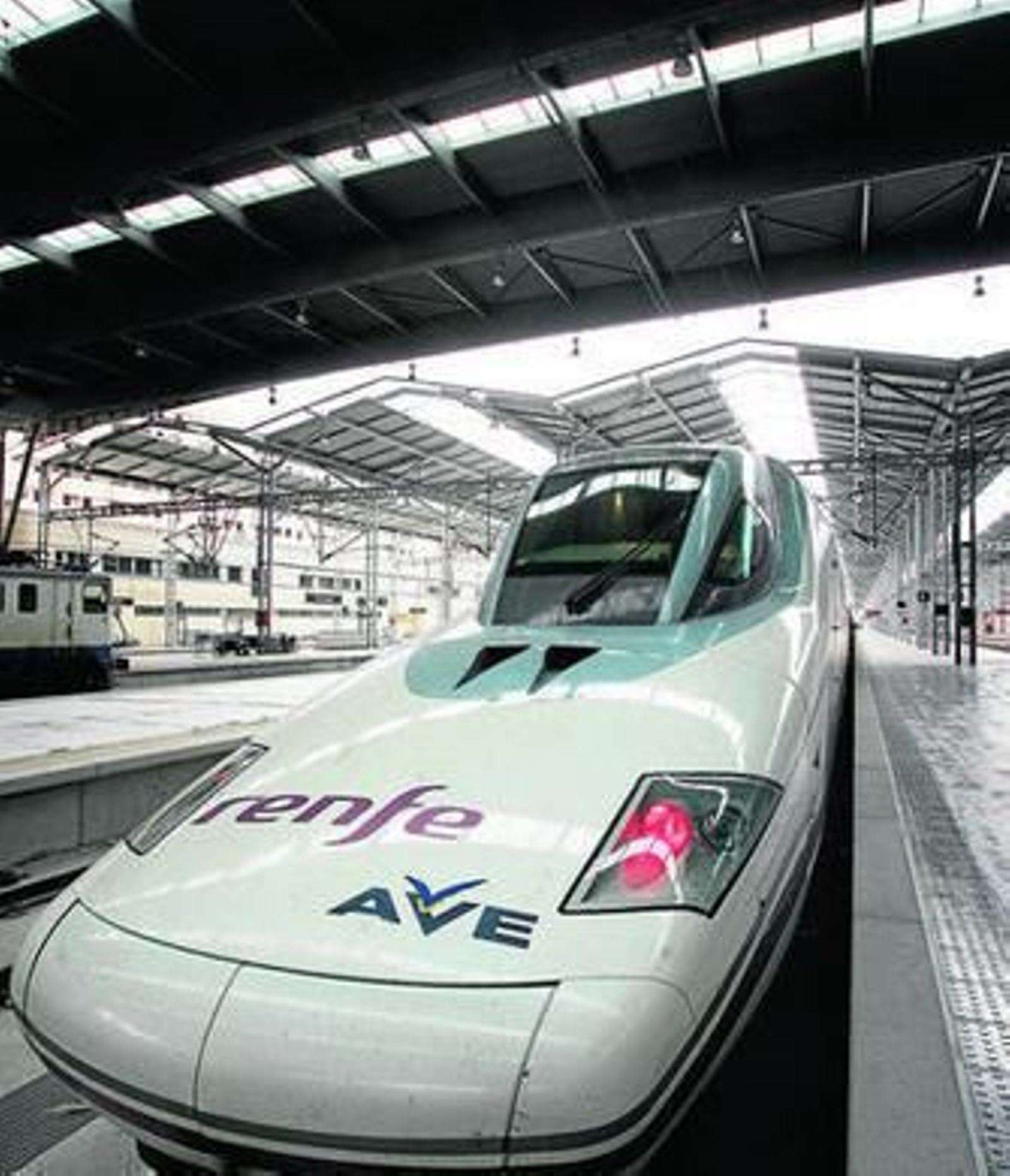 s La implantación del tercer carril será una de las tareas prioritarias para que sobre las vías puedan pasar vehículos de ancho ibérico e internacional. Durante los distintos trabajos, la carretera será el plan alternativo.