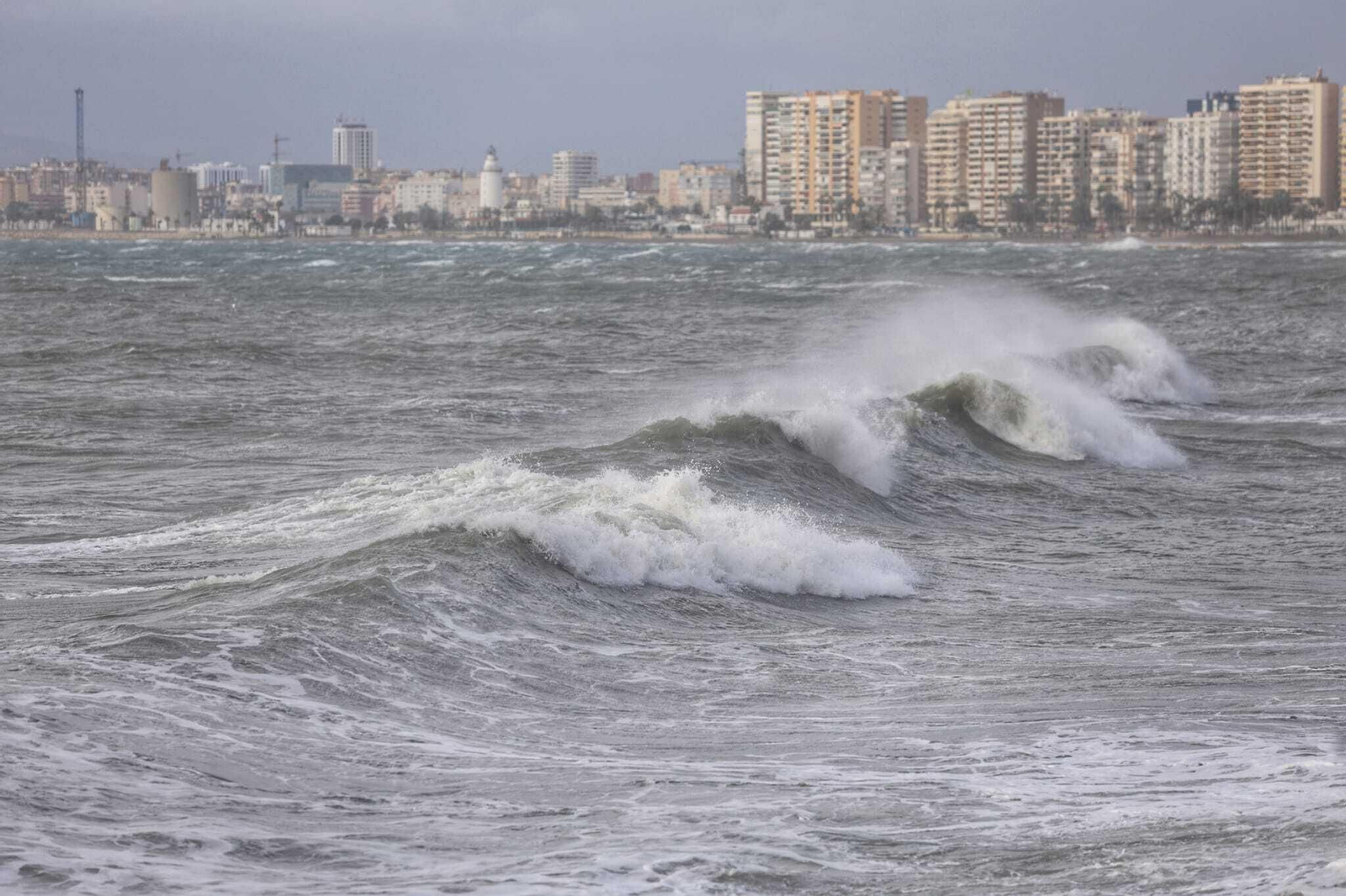 Las fotos del temporal de viento de levante en Málaga, en aviso naranja