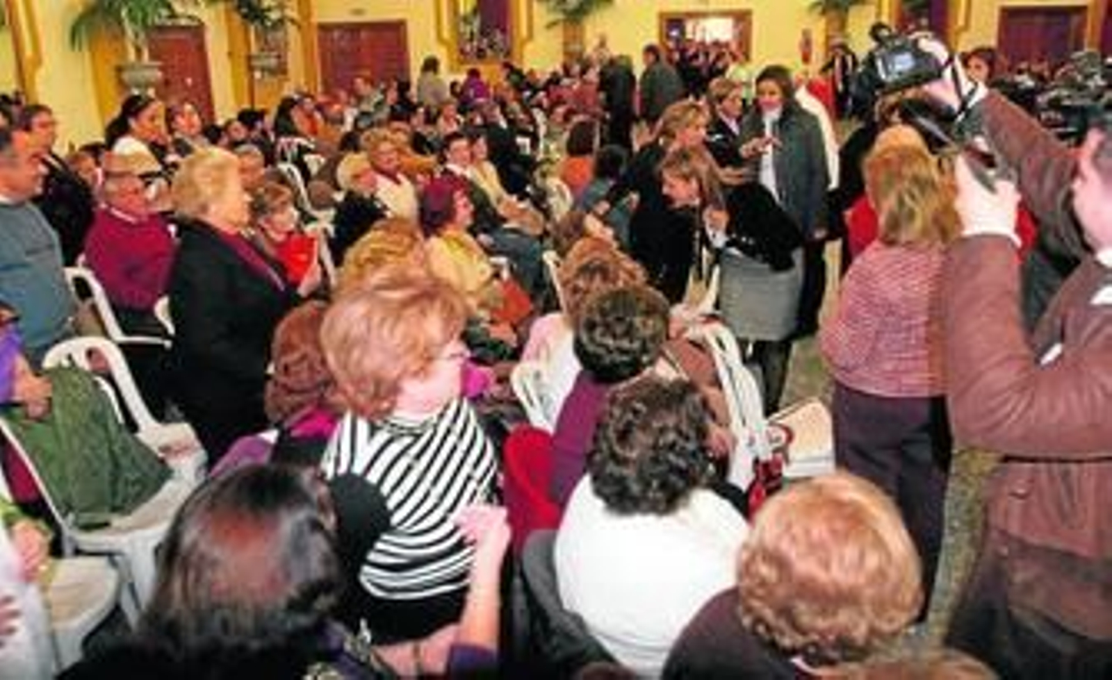 Muchas mujeres participaron ayer en la zambomba celebrada en el Club Nazaret.