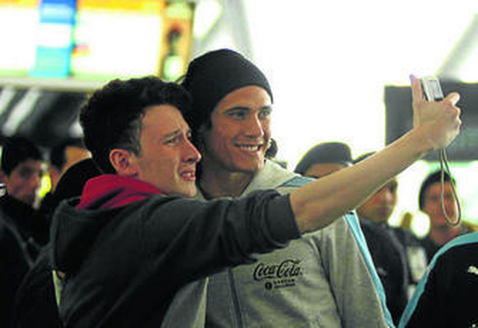 Un aficionado se fotografía con Cavani en el aeropuerto de Montevideo antes de la partida hacia Estados Unidos.