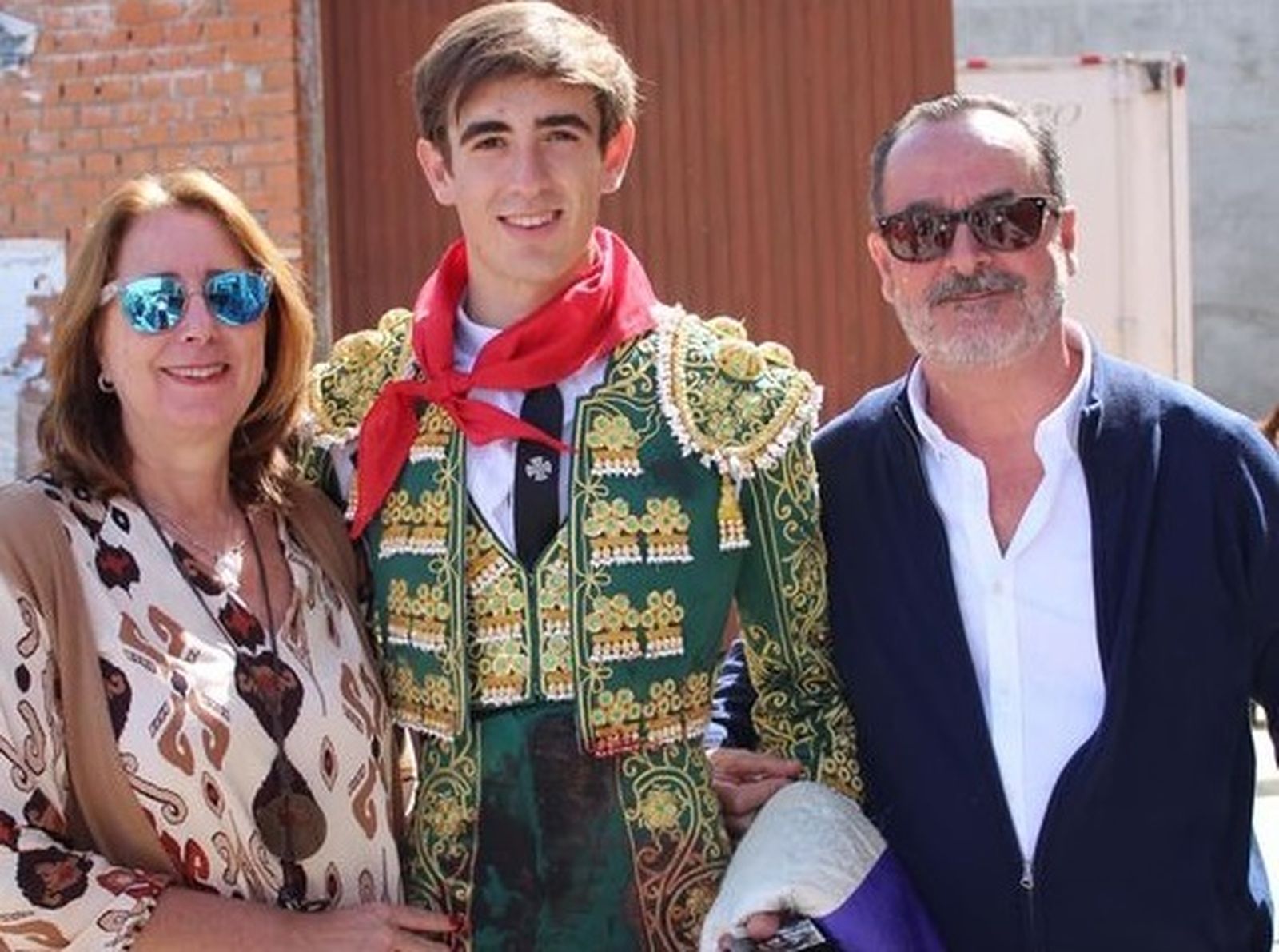 Pepe Luis Cirugeda junto a sus padres en un patio de cuadrillas.
