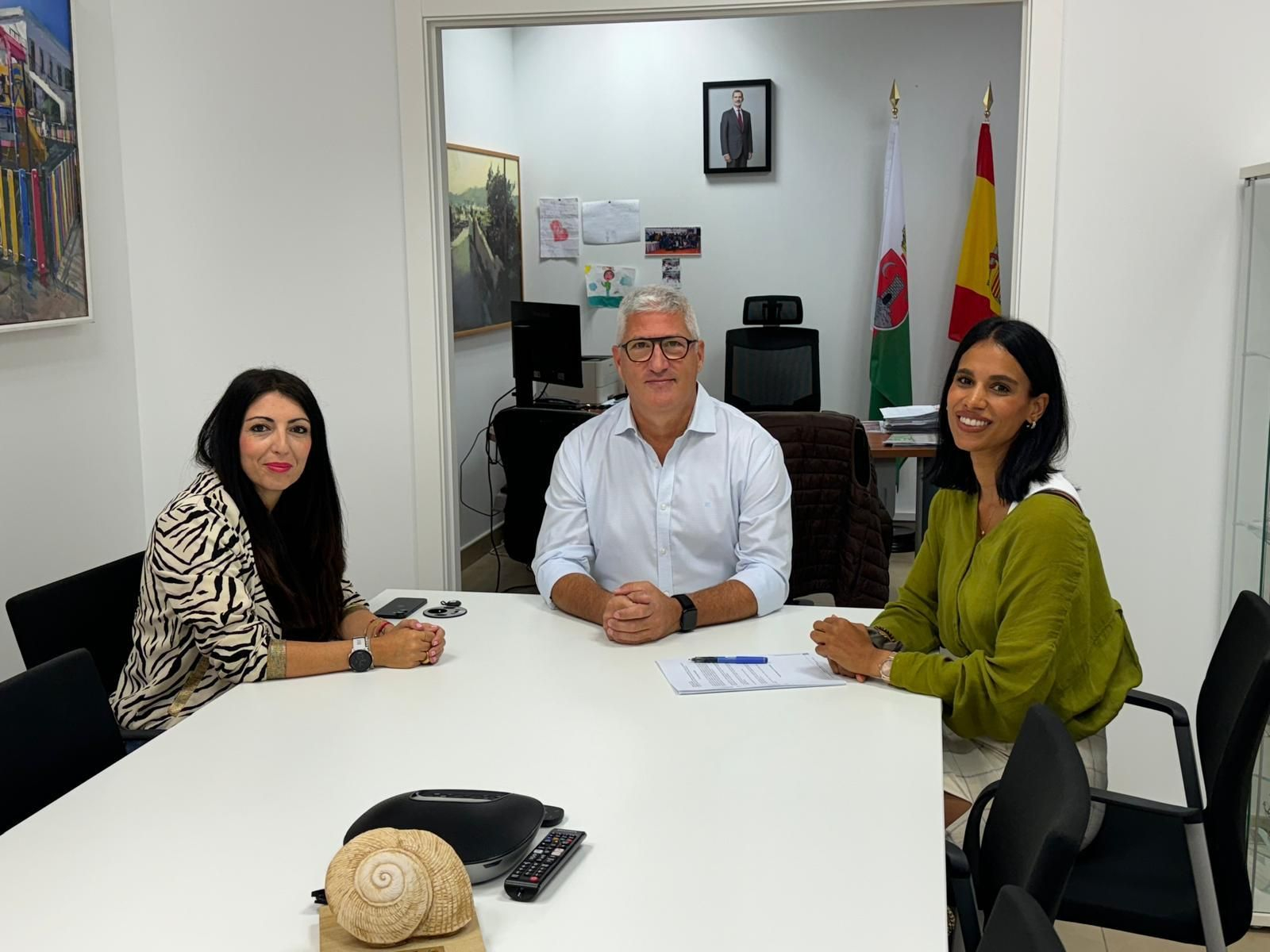 El alcalde con la nueva interventora y una responsable municipal.