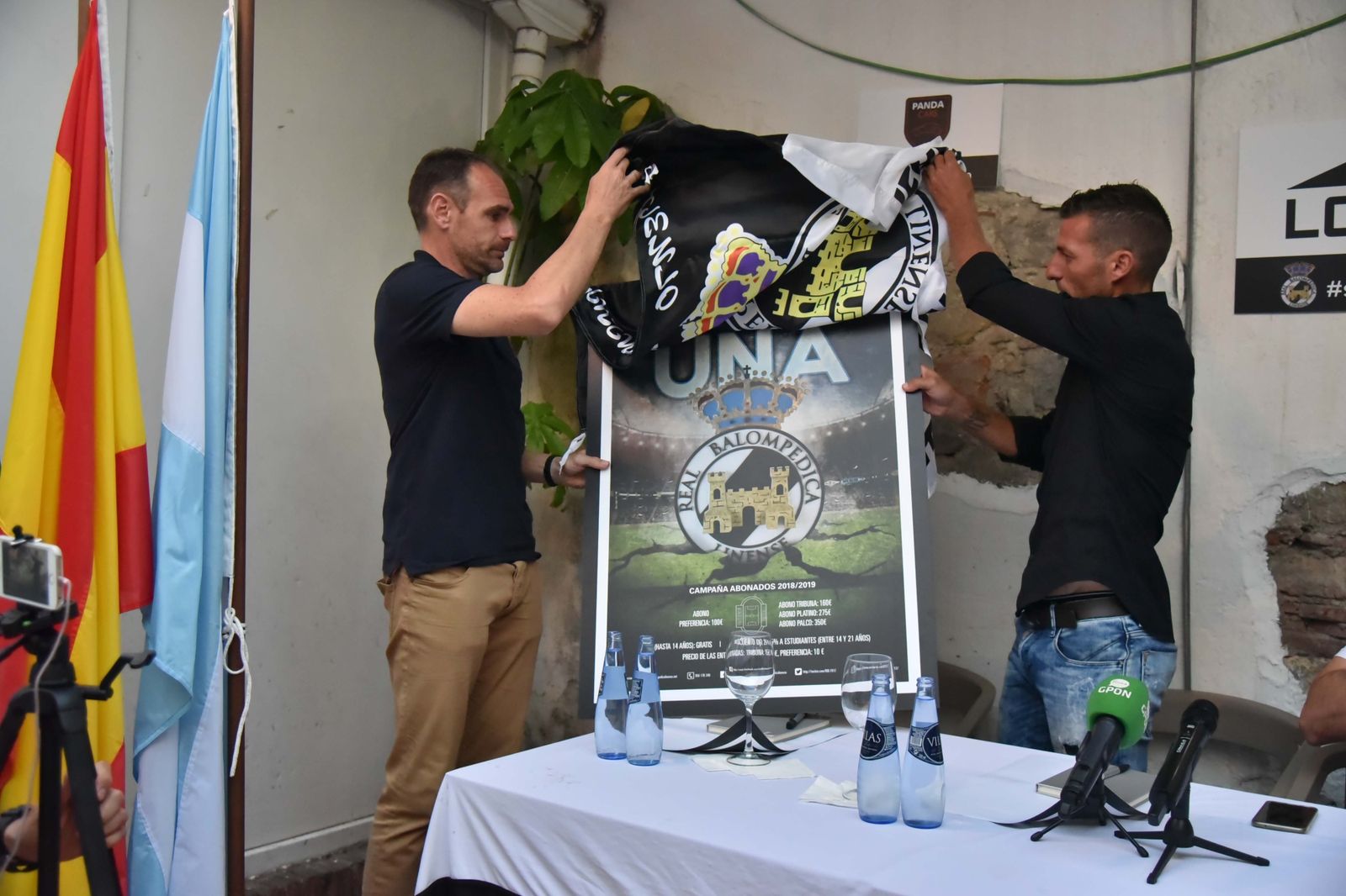 Carlos Guerra e Ismael Chico descubren el cartel anunciador de la campaña de socios de la Balona para la próxima campaña.