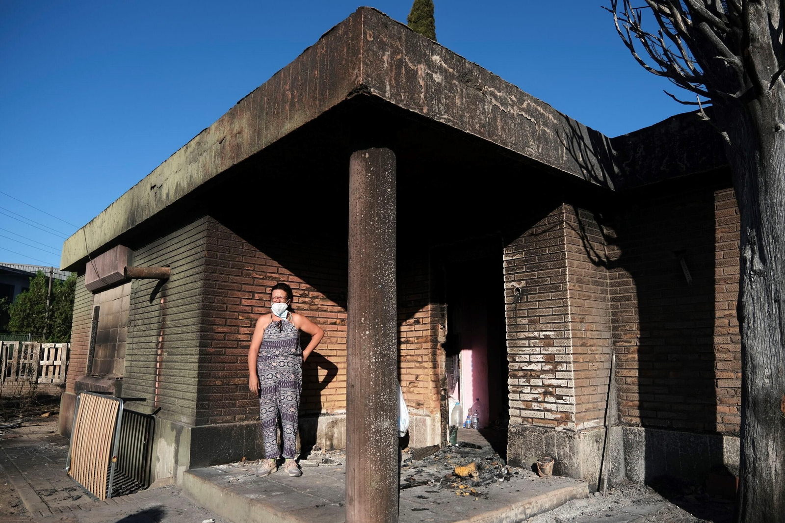 El día después del gran incendio de Chinales, en fotografías: rescoldos, humo y pérdidas El día después del gran incendio de Chinales, en fotografías: rescoldos, humo y pérdidas