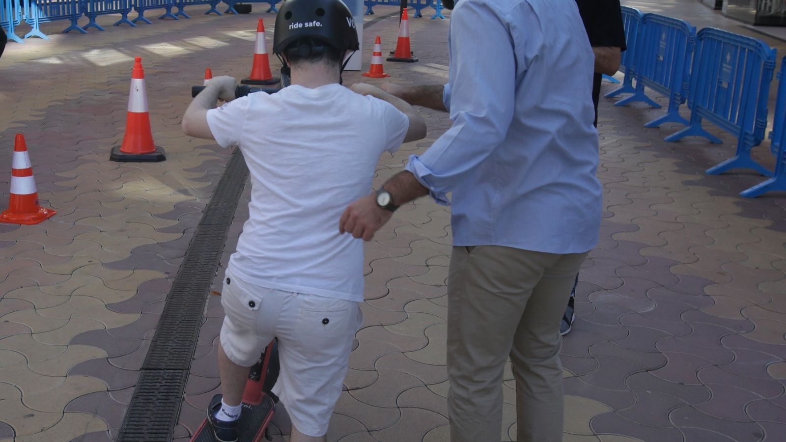 Otro de los jóvenes Down que se ha familiarizado con el patinete de la mano de Voi.
