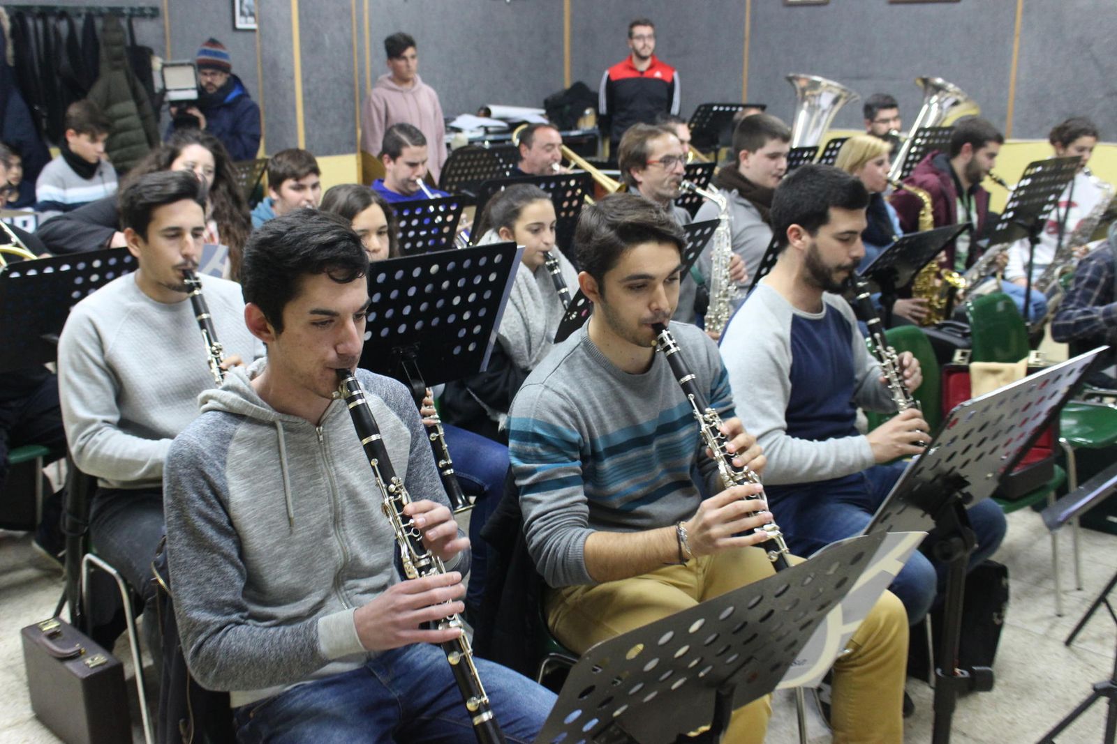 Integrantes de la banda de música Pedro Álvarez, durante un ensayo.