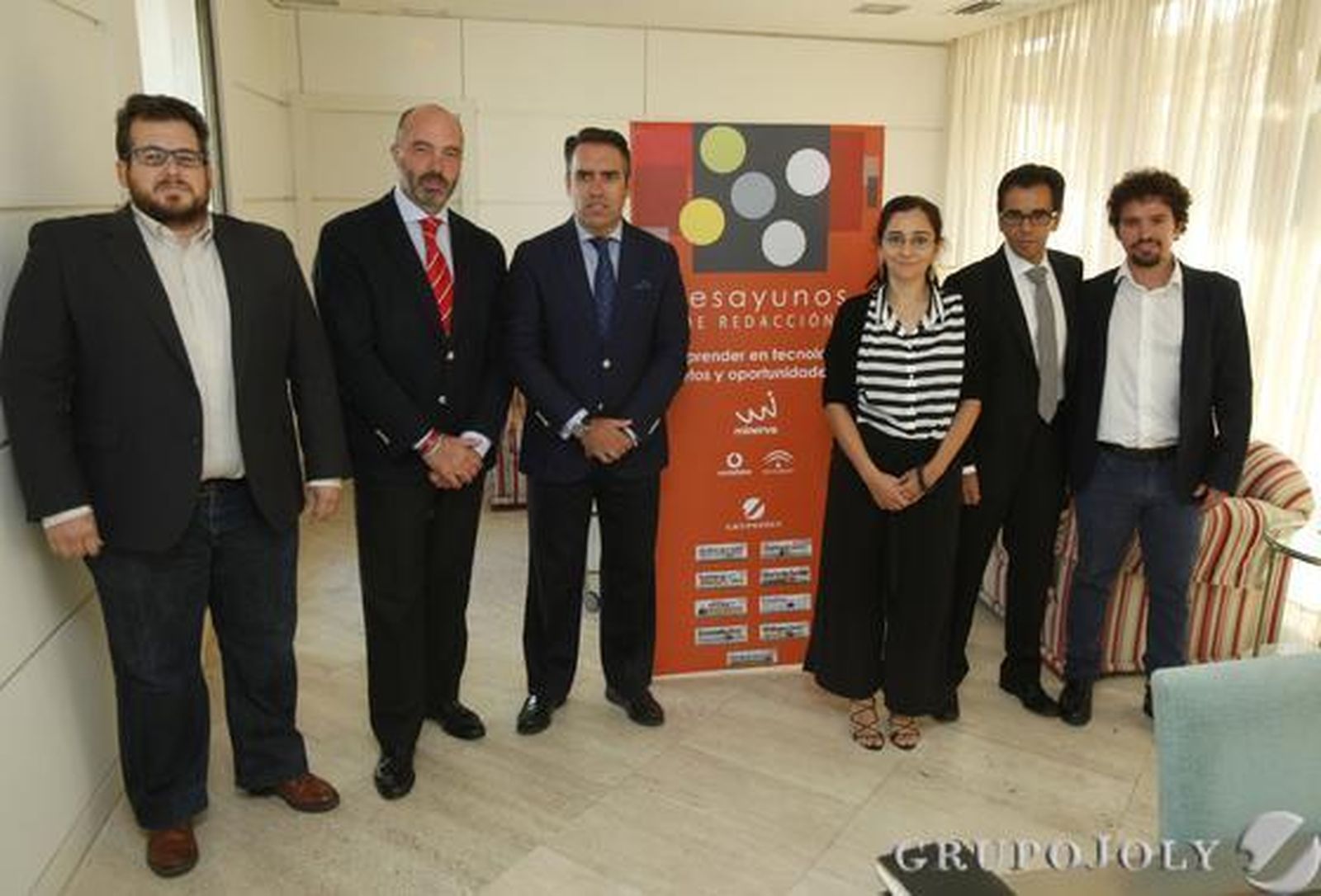 Jaime Aranda, Jesús Pérez, el moderador Rafael Navas, Gracia Catalina, Manuel Ortigosa y Mario Rondán en la sede de 'Diario de Sevilla', donde se celebró el debate sobre 'Emprender en tecnología: retos y oportunidades', en un desayuno de redacción patrocinado por la Junta de Andalucía y Vodafone.  Foto: José Ángel García
