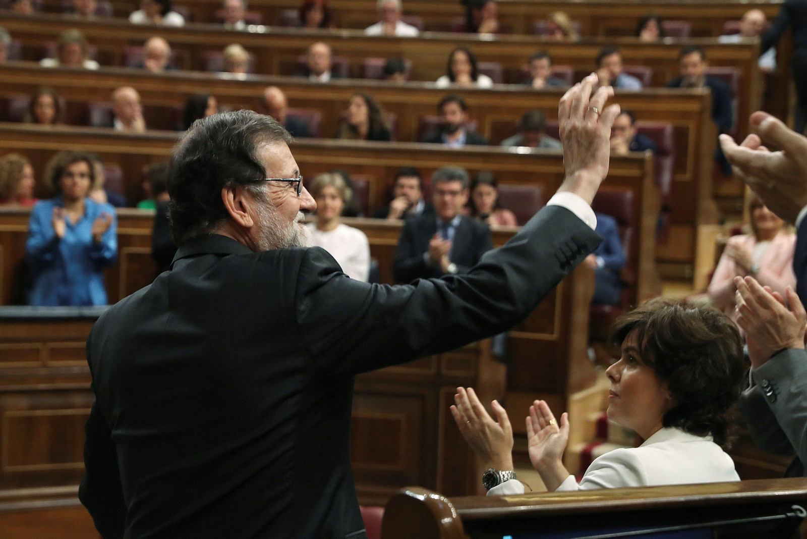 Rajoy se despide tras su intervención.