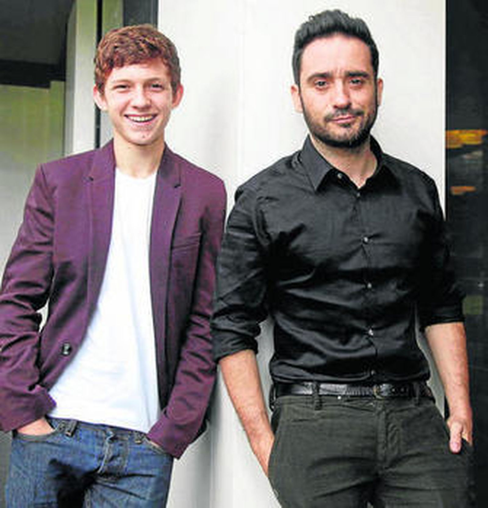 Tom Holland y J. A. Bayona, ayer en Barcelona.