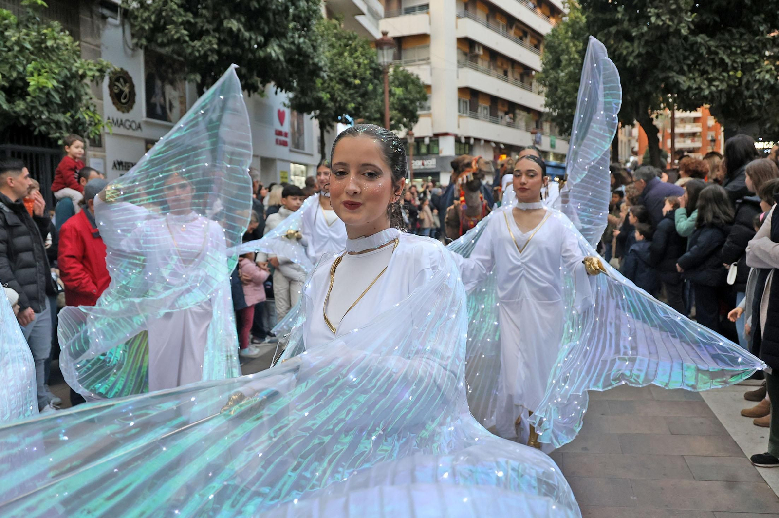 Imágenes del Heraldo Real anunciando la llegada de los Reyes Magos a Huelva