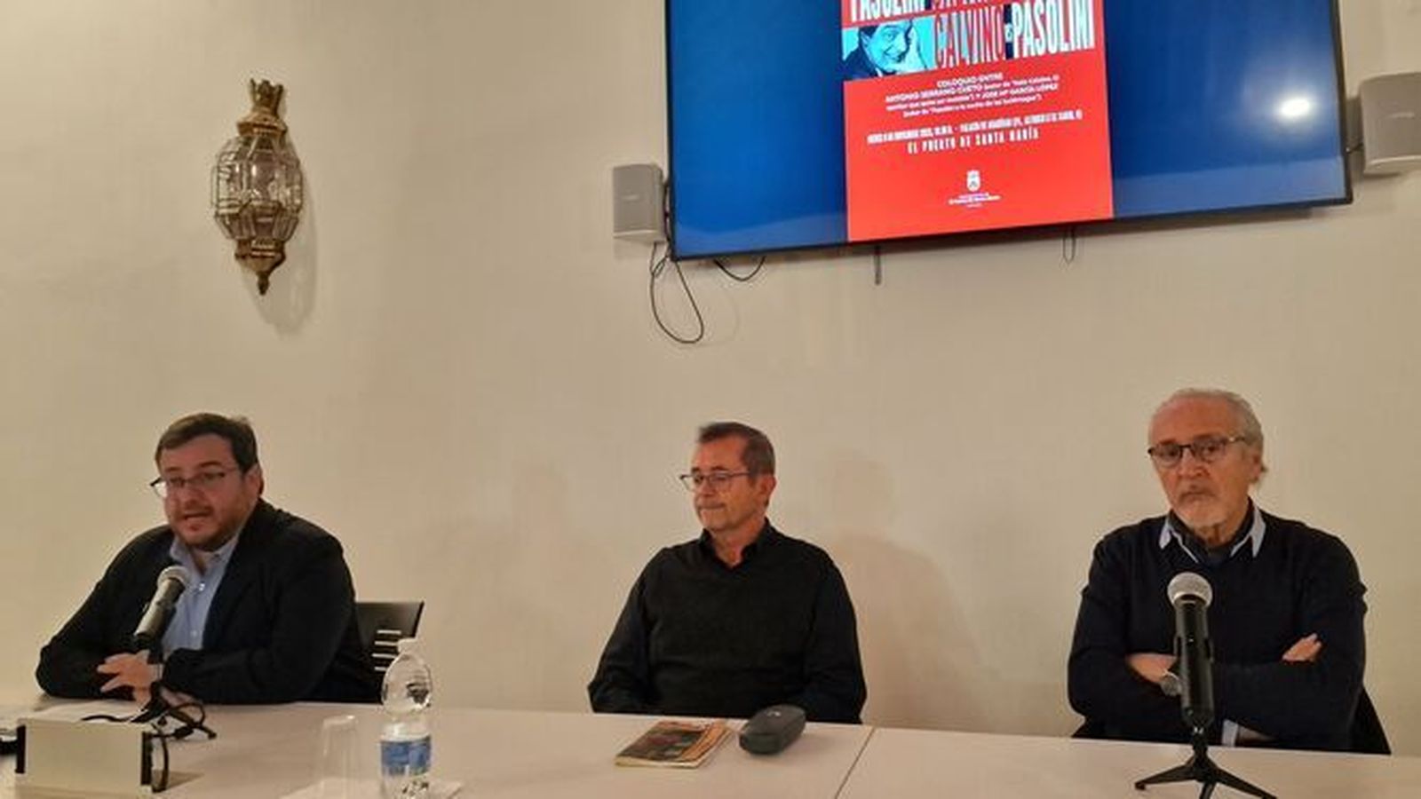 Una imagen de la cita que abrió los encuentros literarios que se celebrarán de forma periódica en el Palacio de Araníbar.