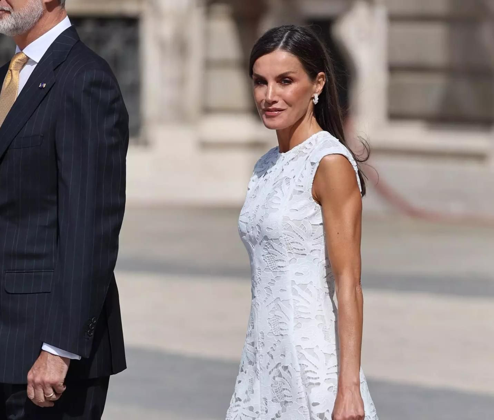 La Reina Letizia con vestido de encajes blanco o cómo tener el mejor look de madre de Comunión.