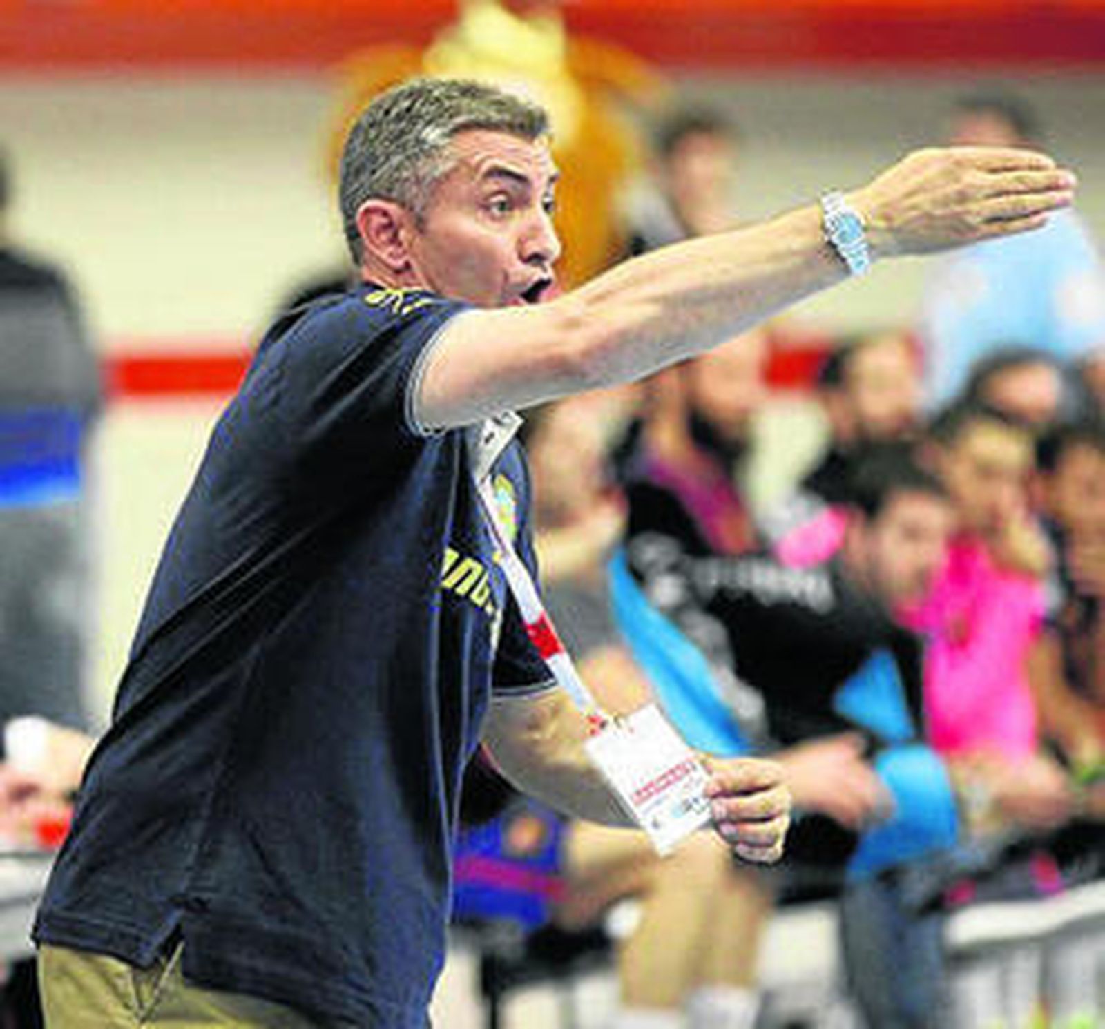 Fernando Barbeito ordena a sus jugadores en el partido de ayer.