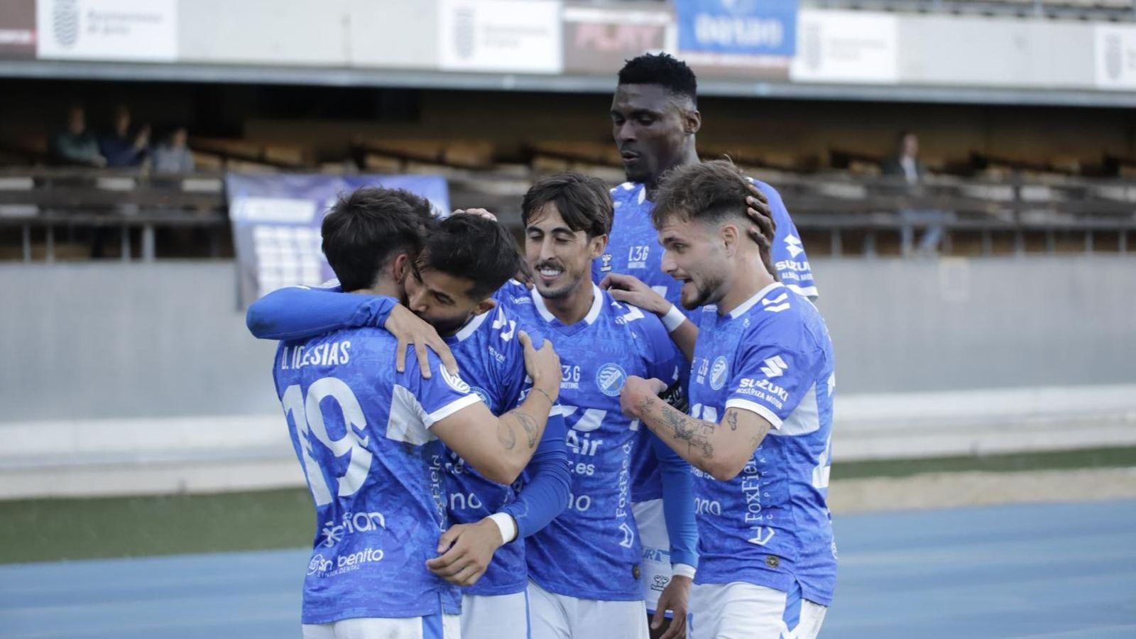 Ilias abraza a Iglesias por el pase del gol, mientras acuden a felicitarles Udom, Marcelo y Ekiza.