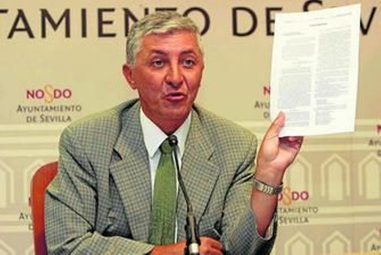 El concejal delegado de Urbanismo, Maximiliano Vílchez, enseña el BOJA que aprobó la revisión del PGOU de Jerez en 2009.