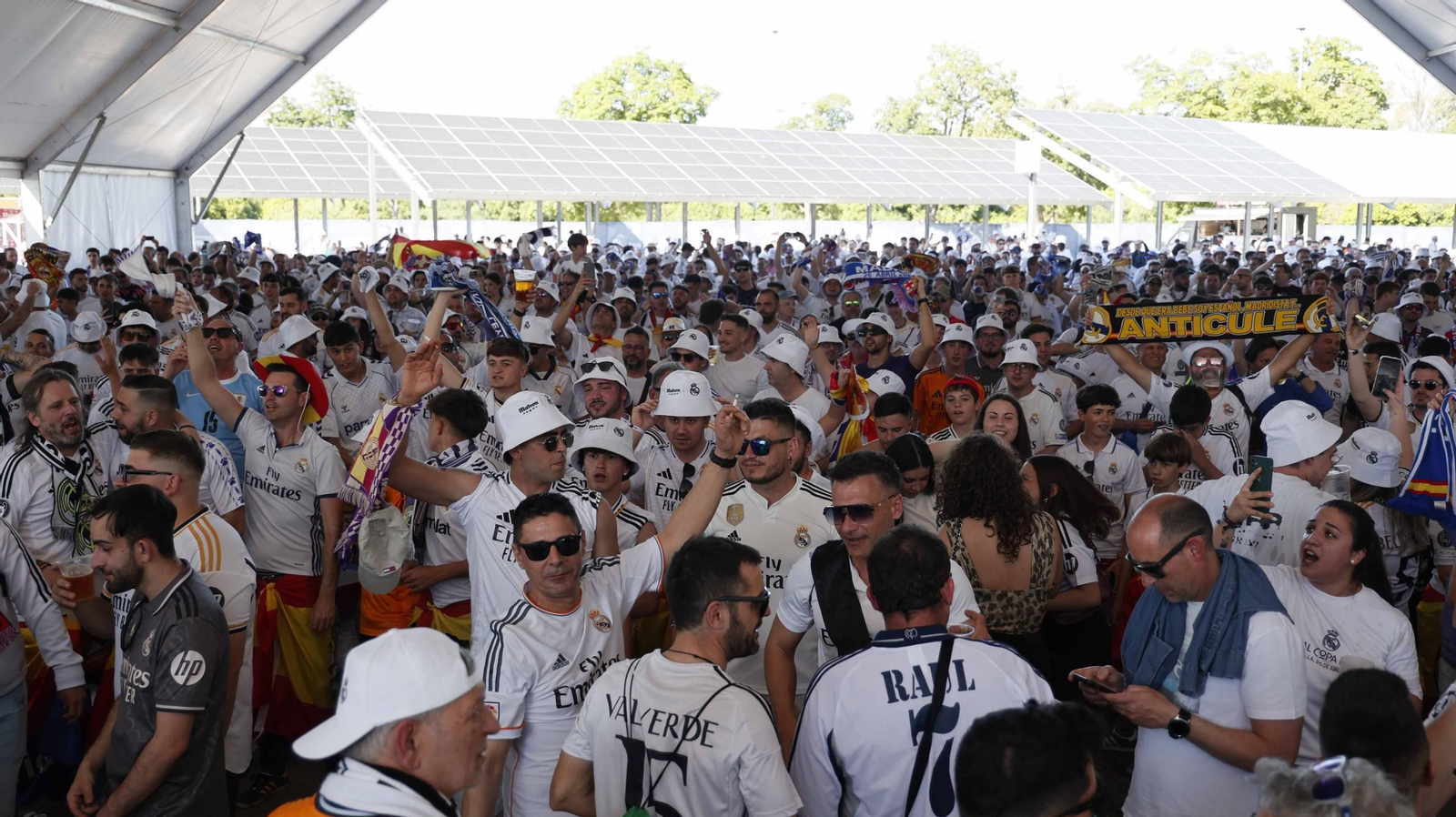 Acicionados del ral Madrid en la fan zone