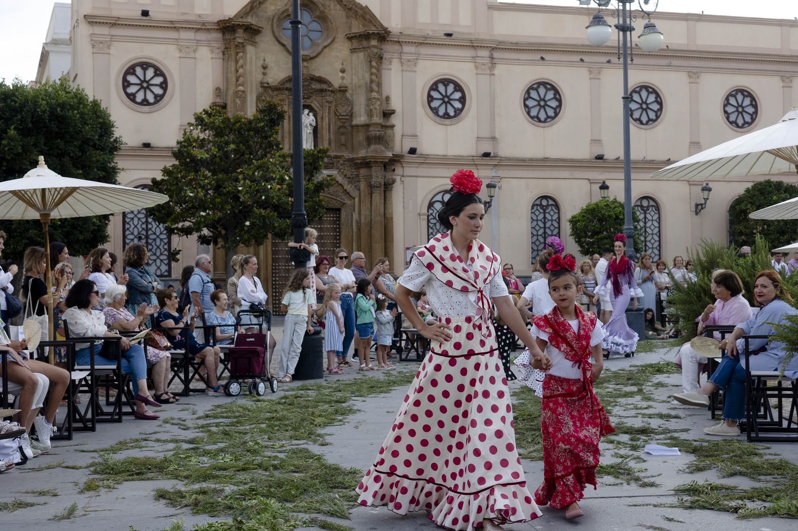 Imágenes del desfile "Cádiz de moda, Cádiz emprende" en la plaza de San Antonio.