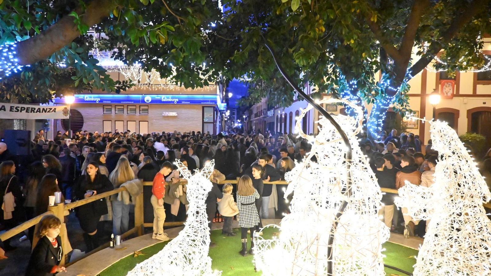 Con la caída del sol llega más público a la plaza.