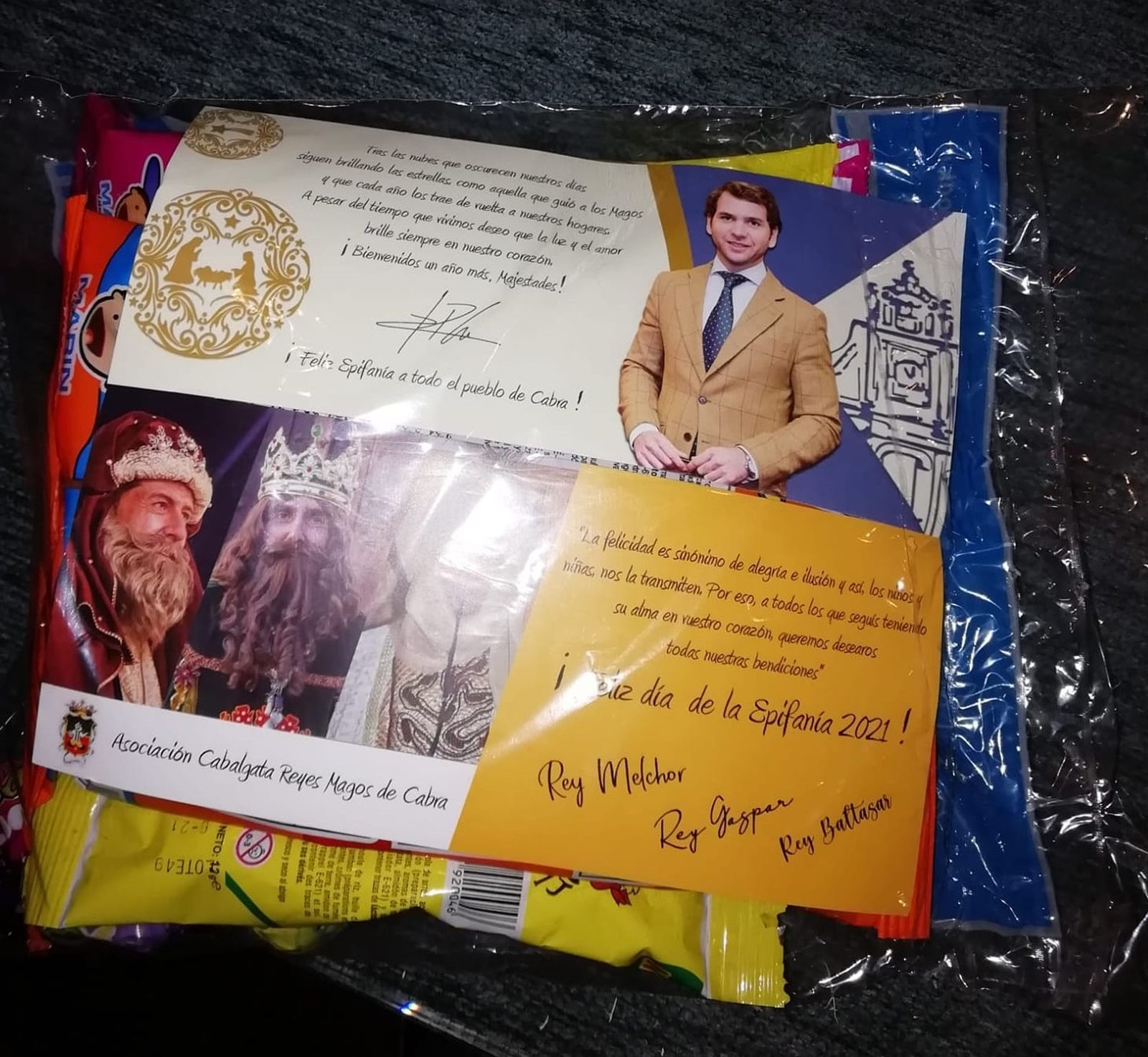 Imagen de la bolsa de caramelos con la fotografía del alcalde de Cabra.