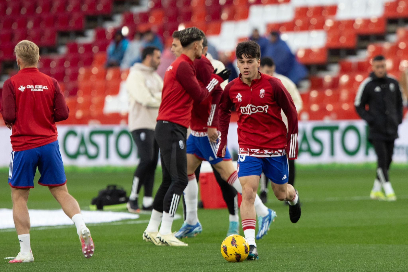 Pellistri calienta en el césped de Los Cármenes