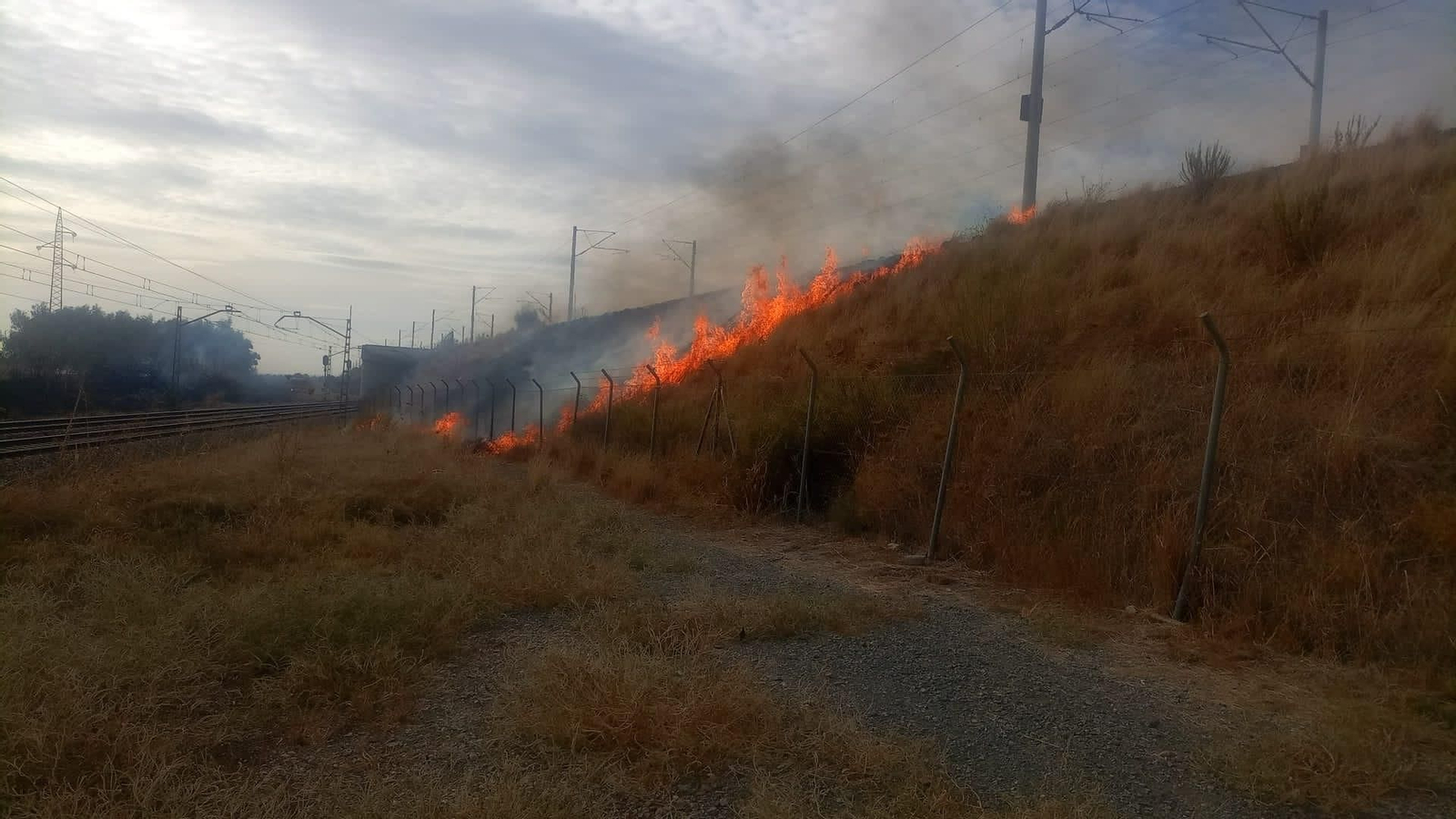 Incendio ayer en la línea de alta velocidad entre Gadajoz y Mazarabique.