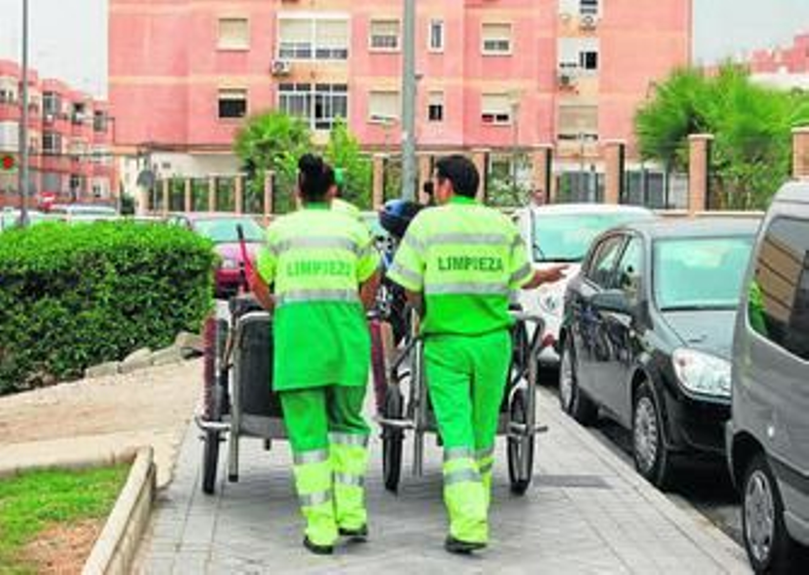 Dos operarios del servicio de limpieza de Almería durante el desempeño de su trabajo.